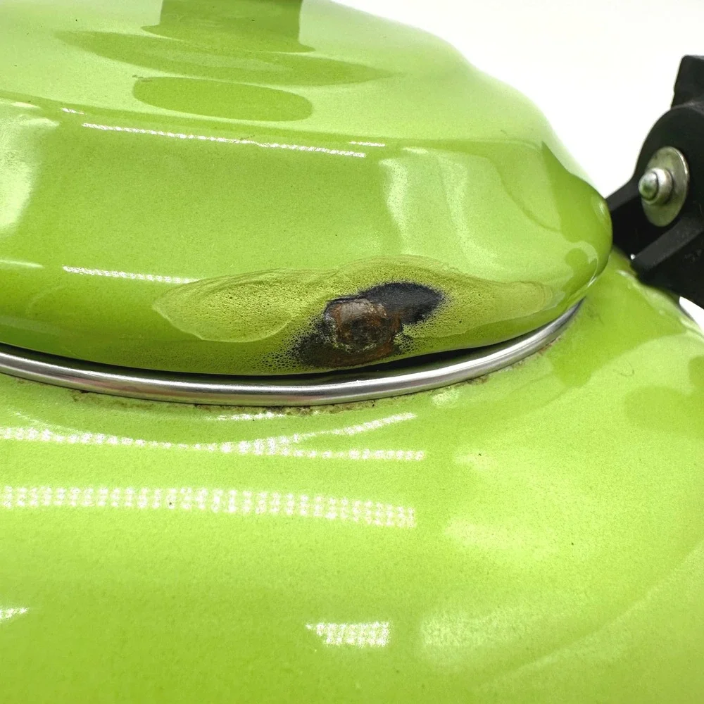 Le Creuset Enamel/Steel Whistling Tea Kettle Palm Lime Green 1.7 Qt